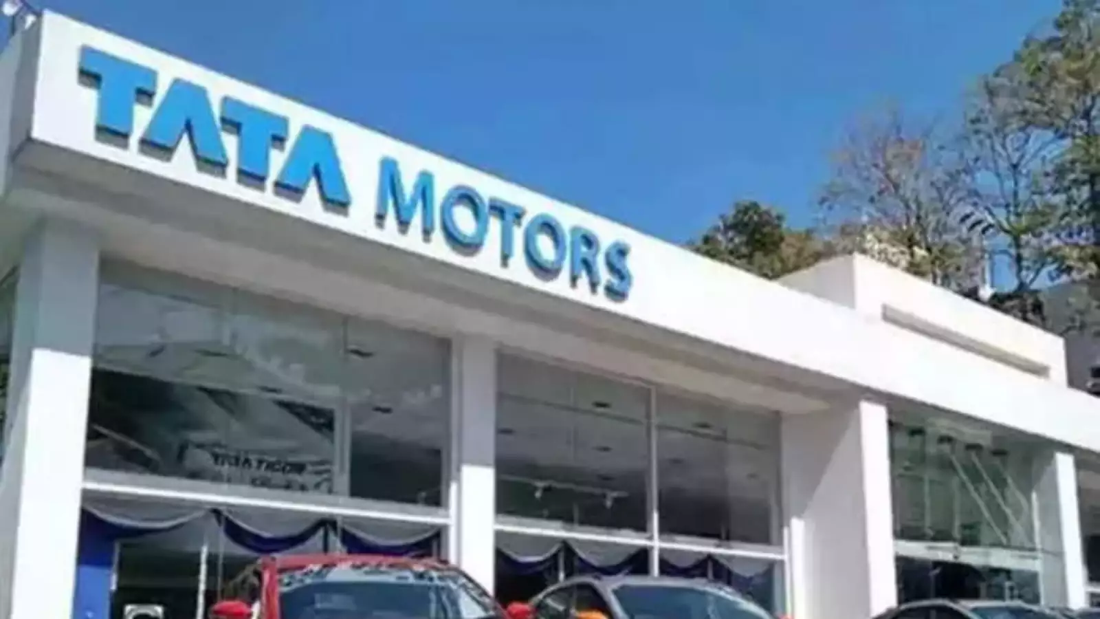 You are currently viewing Tata Motors falls 4% amid global demand concerns; brokerages remain bullish